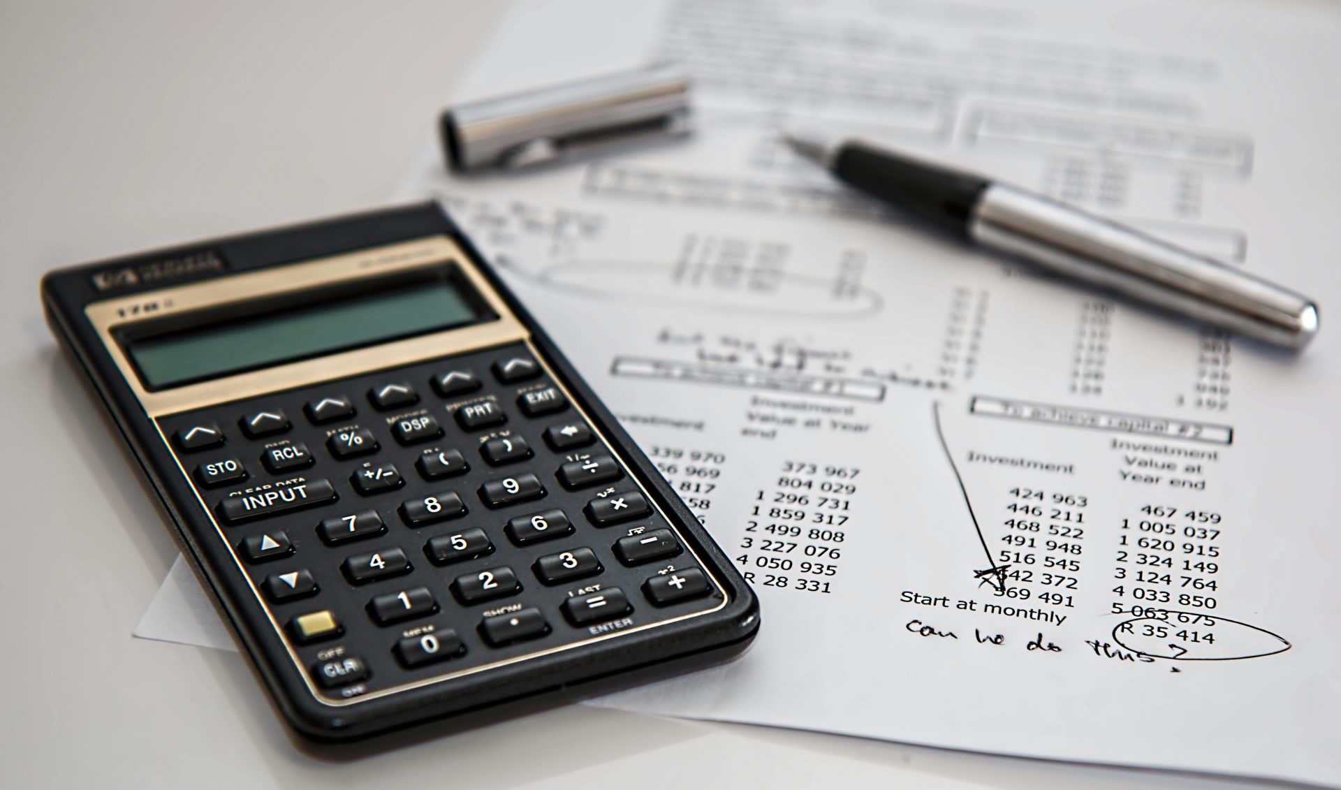 Gros plan de documents financiers avec calculatrice et stylo, idéal pour les thèmes de gestion d'entreprise.